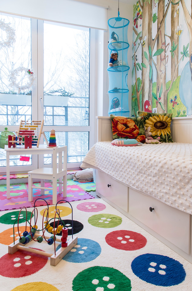Photo of a contemporary gender-neutral kids' bedroom in Saint Petersburg with white walls and carpet.
