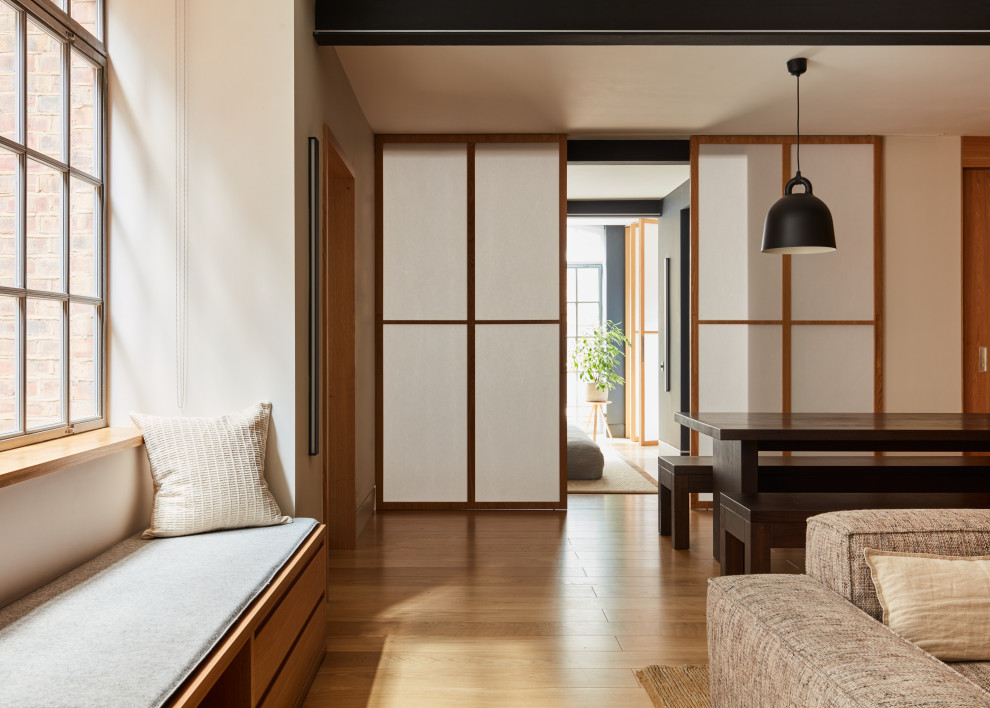 Offenes, Mittelgroßes Modernes Esszimmer mit beiger Wandfarbe und braunem Holzboden in London