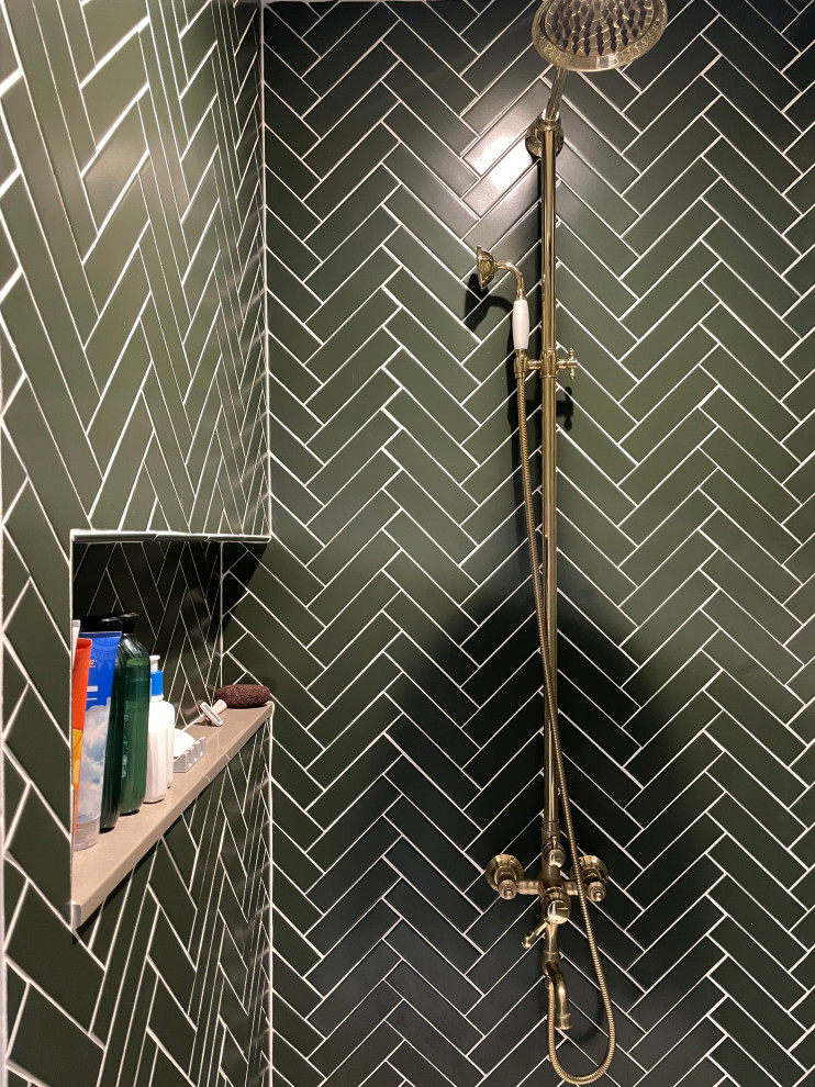 Foto på ett mellanstort vintage en-suite badrum, med grön kakel, keramikplattor, flerfärgade väggar, klinkergolv i keramik, ett piedestal handfat, vitt golv och med dusch som är öppen