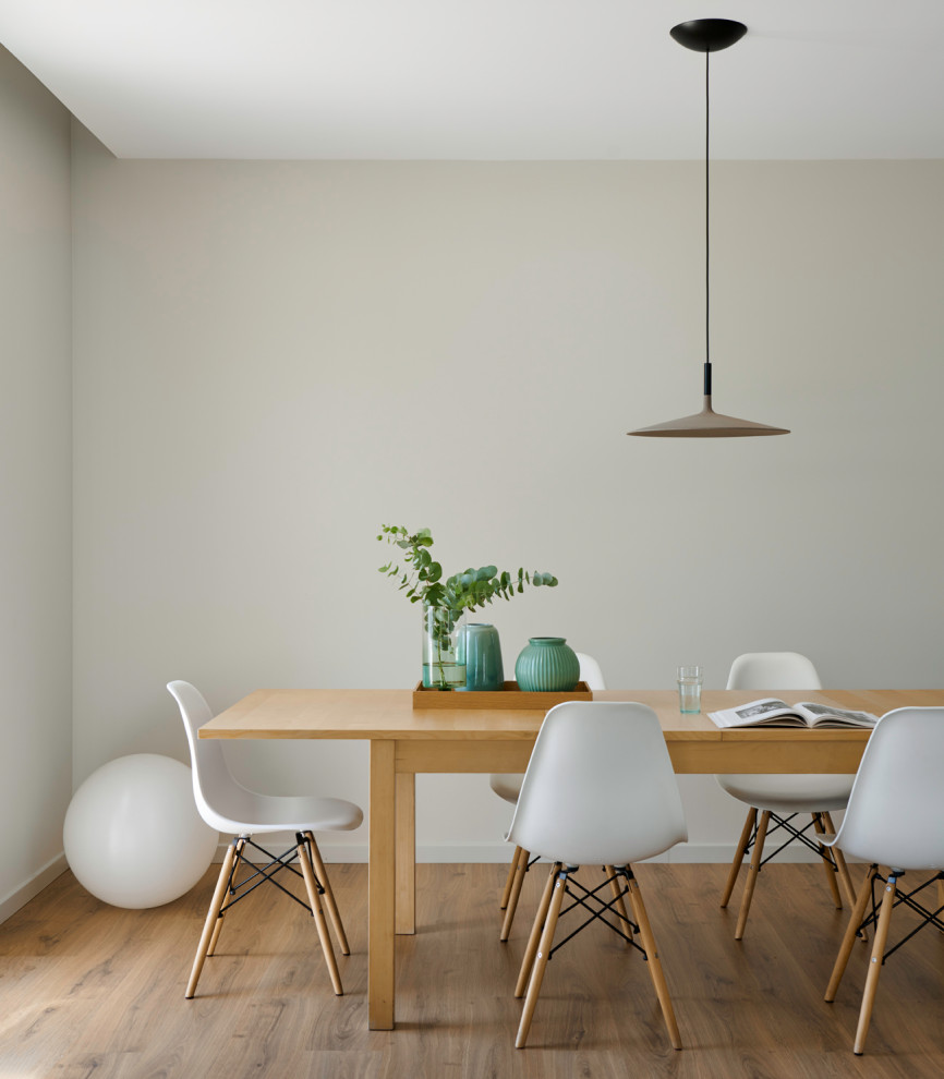 Ispirazione per una grande sala da pranzo aperta verso la cucina moderna con pareti bianche e pavimento marrone