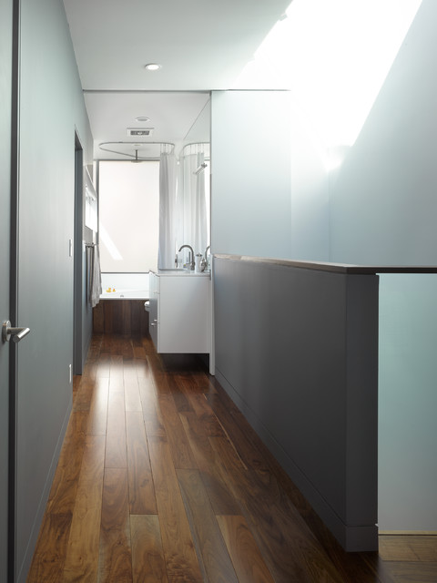 Upper hallway modern-badrum