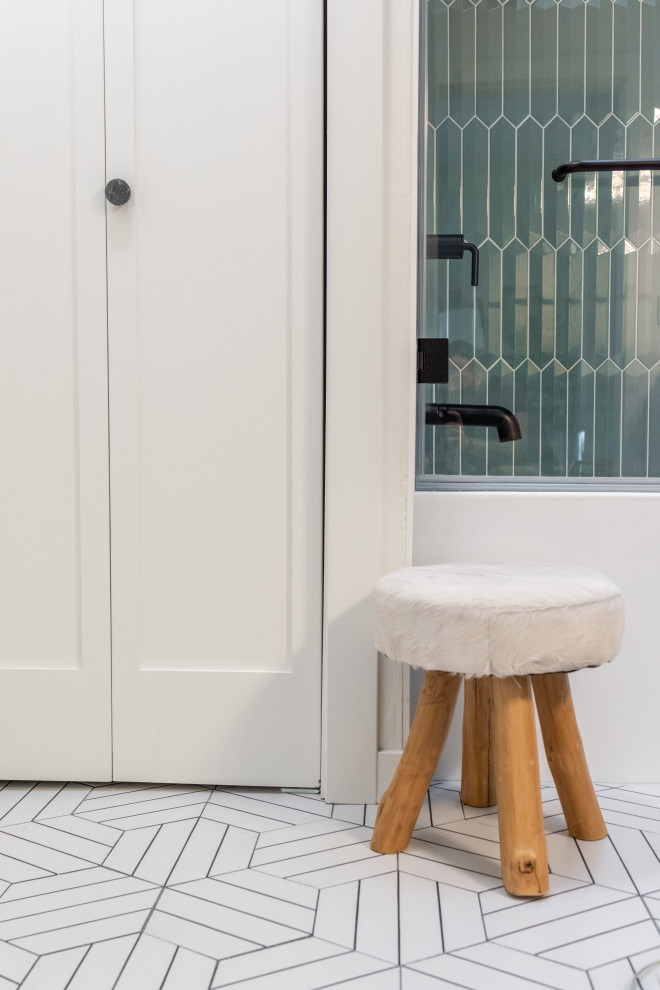 Imagen de cuarto de baño único y de pie actual de tamaño medio con armarios con paneles lisos, puertas de armario con efecto envejecido, bañera empotrada, combinación de ducha y bañera, sanitario de dos piezas, baldosas y/o azulejos verdes, baldosas y/o azulejos de porcelana, paredes blancas, suelo de baldosas de porcelana, aseo y ducha, lavabo bajoencimera, encimera de mármol, suelo blanco, ducha abierta y encimeras blancas