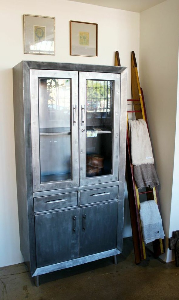 Example of an urban bathroom design in Los Angeles