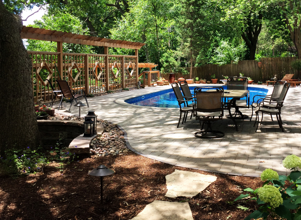 Inspiration for a large traditional backyard partial sun garden in Milwaukee.