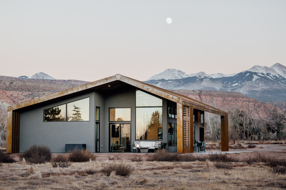 Mid-sized minimalist gray one-story metal house exterior photo in Salt Lake City with a metal roof and a brown roof
