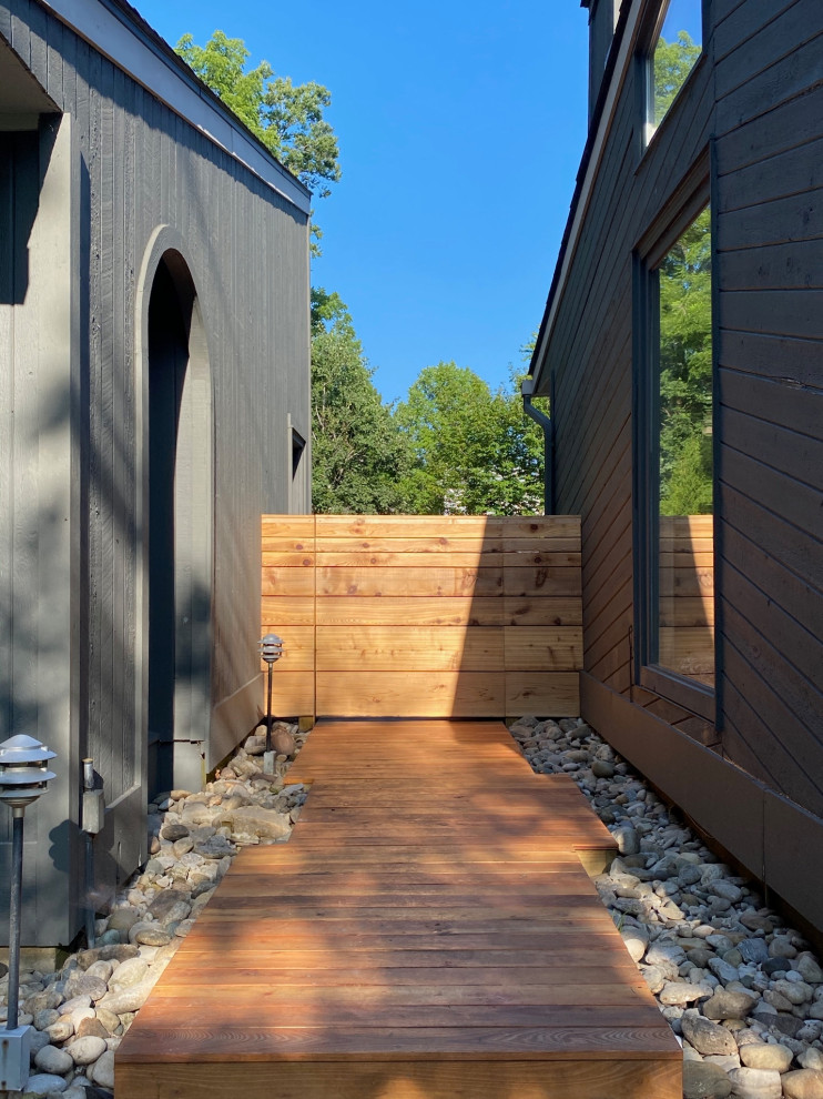 Immagine di un patio o portico minimalista di medie dimensioni e dietro casa con pedane