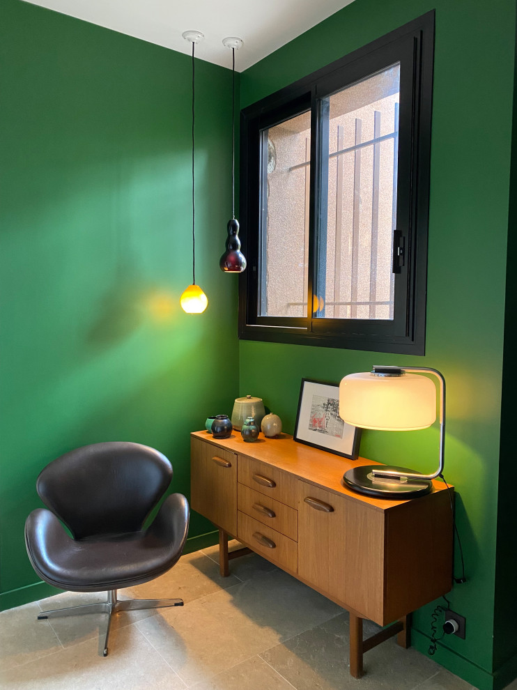 Aménagement d'une chambre contemporaine de taille moyenne avec un mur vert et un sol beige.