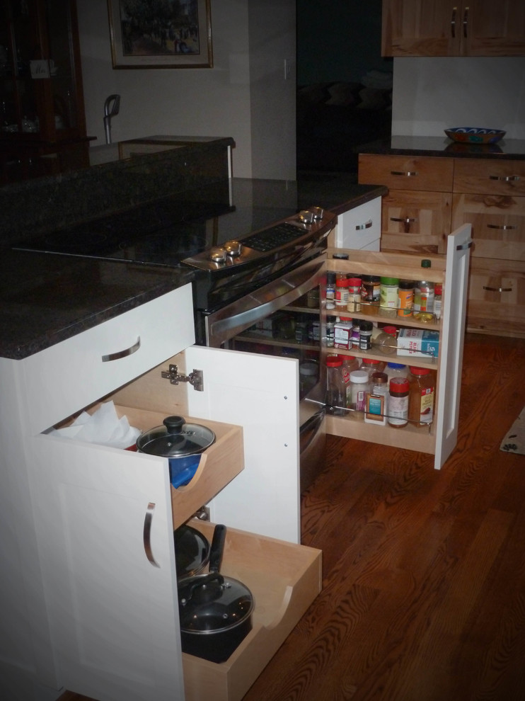 Eat-in kitchen - large rustic u-shaped medium tone wood floor and brown floor eat-in kitchen idea in Seattle with a double-bowl sink, shaker cabinets, light wood cabinets, granite countertops, stainless steel appliances and an island