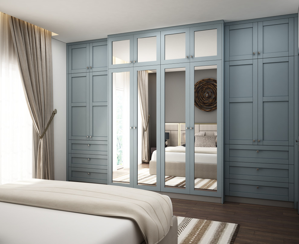 Идея дизайна: большая гардеробная комната унисекс в стиле ретро с фасадами в стиле шейкер, синими фасадами, полом из фанеры и коричневым полом
