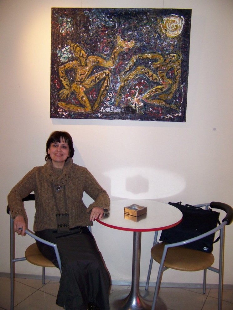 На фоне картин Лики Волчек