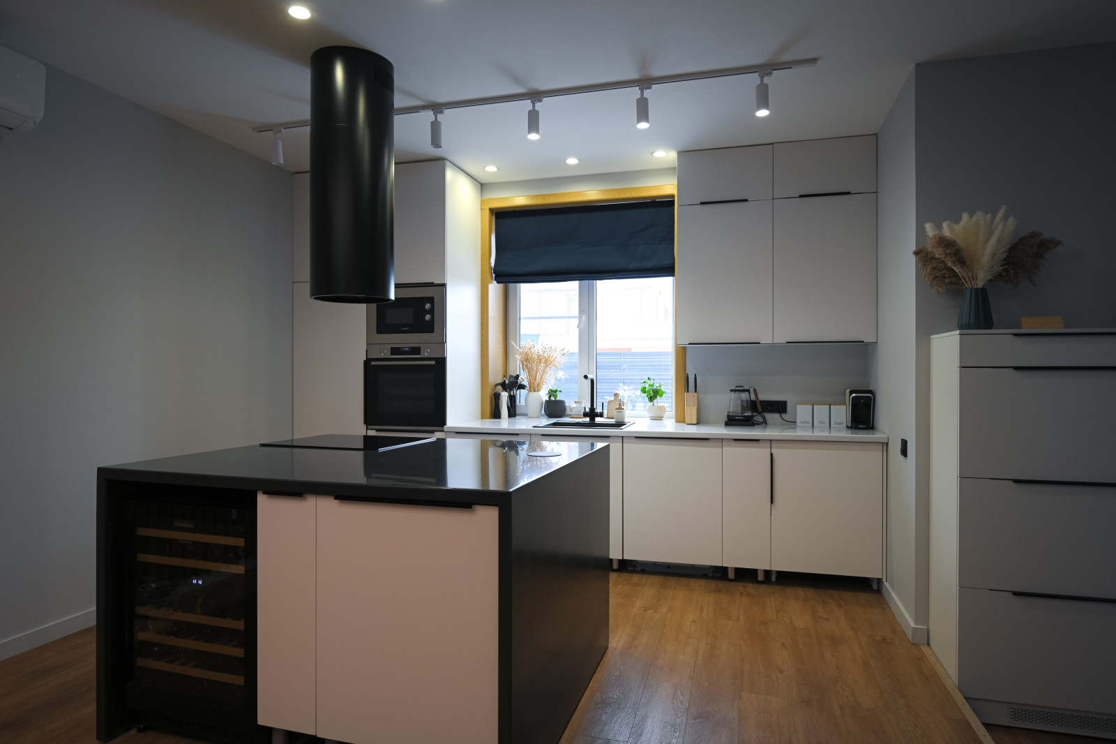 Коттедж в Чукреевке с природными фресками и рейками с подсветкой