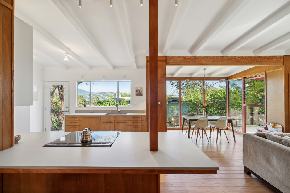 Ispirazione per una cucina ad ambiente unico moderna di medie dimensioni con ante in legno scuro, paraspruzzi bianco, parquet chiaro, top grigio e soffitto in legno