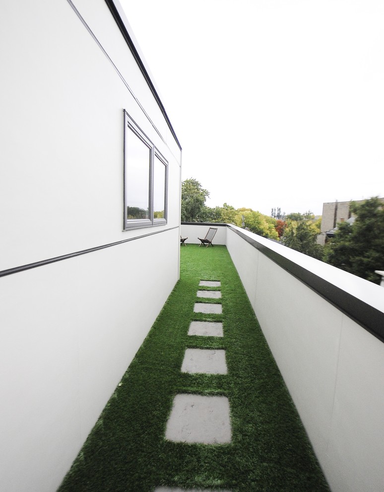 Inspiration for a mid-sized modern rooftop deck remodel in Chicago with no cover