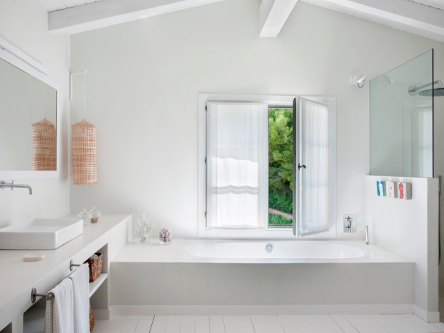 Begur Holiday Home, Spain coastal-bathroom