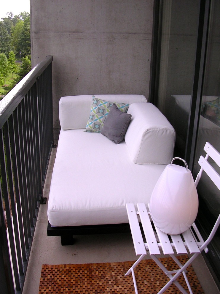 Inspiration for a modern balcony in Atlanta.