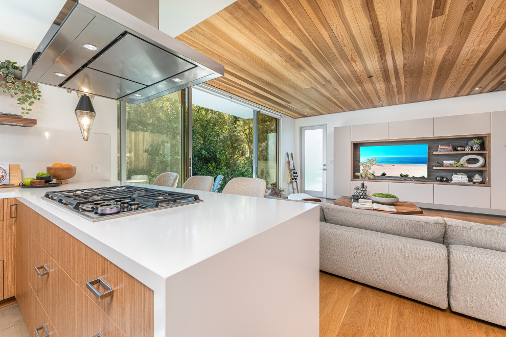 Große Moderne Küche mit braunem Holzboden und Holzdecke in Los Angeles