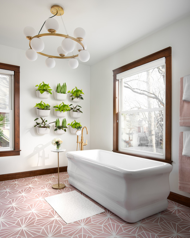 На фото: ванная комната среднего размера в стиле фьюжн с отдельно стоящей ванной, белыми стенами, полом из керамогранита и розовым полом