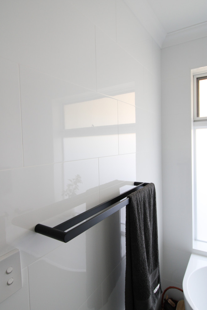 Идея дизайна: маленькая главная ванная комната в стиле модернизм с плоскими фасадами, темными деревянными фасадами, отдельно стоящей ванной, угловым душем, белой плиткой, керамогранитной плиткой, белыми стенами, полом из керамогранита, настольной раковиной, столешницей из искусственного кварца, серым полом, душем с распашными дверями, белой столешницей, тумбой под одну раковину и подвесной тумбой для на участке и в саду