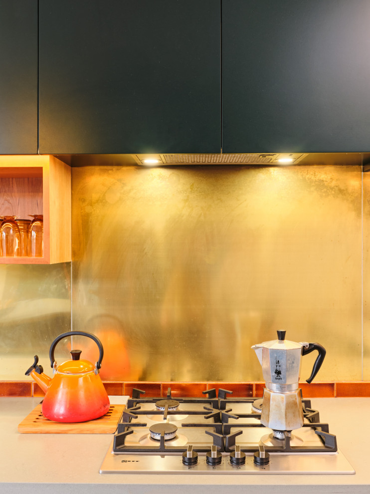 Idee per una cucina contemporanea di medie dimensioni con ante lisce, ante verdi, paraspruzzi a effetto metallico e top bianco