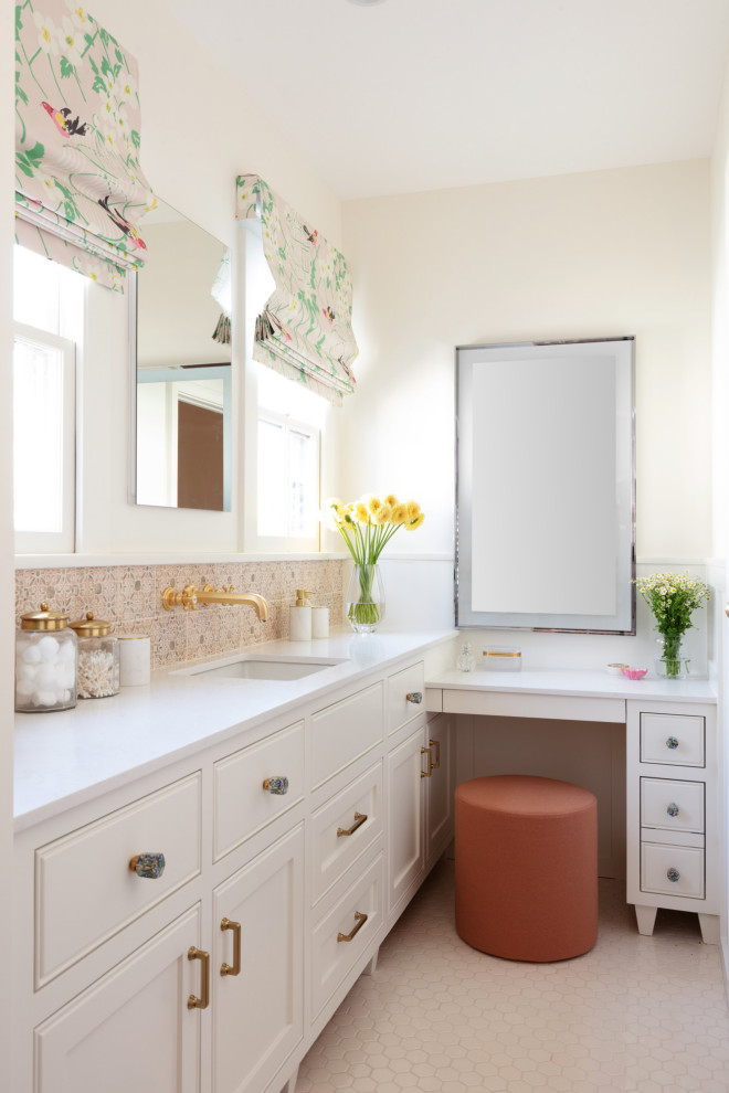 Стильный дизайн: детская ванная комната в стиле неоклассика (современная классика) с фасадами с утопленной филенкой, белыми фасадами, бежевой плиткой, розовой плиткой, белыми стенами, полом из мозаичной плитки, врезной раковиной, столешницей из искусственного кварца, бежевым полом, белой столешницей, тумбой под одну раковину и встроенной тумбой - последний тренд