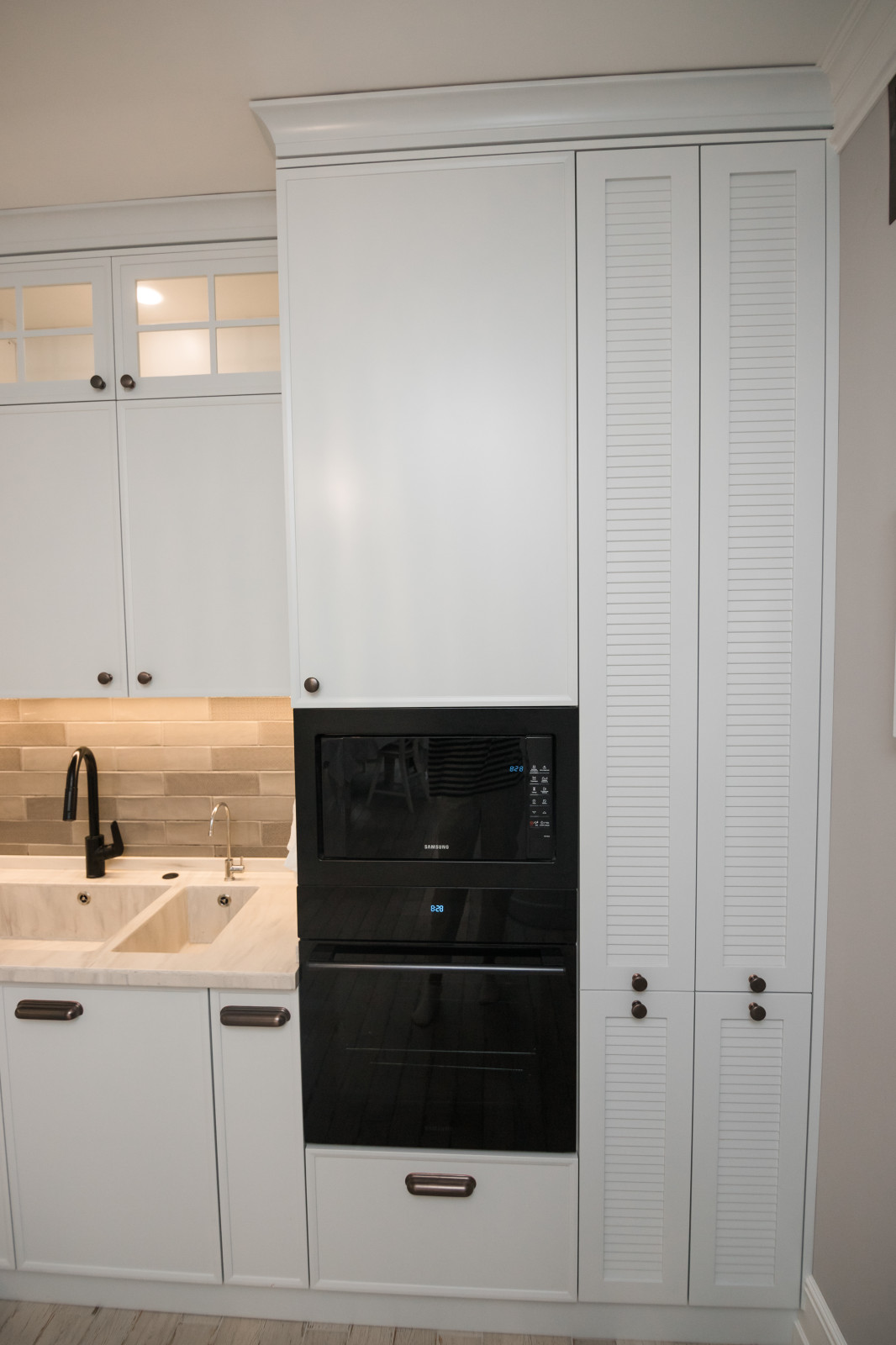 Светлая кухня с деревянными элементами