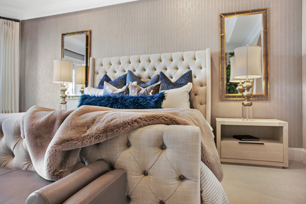 Свежая идея для дизайна: большая хозяйская спальня в стиле неоклассика (современная классика) с ковровым покрытием и обоями на стенах - отличное фото интерьера
