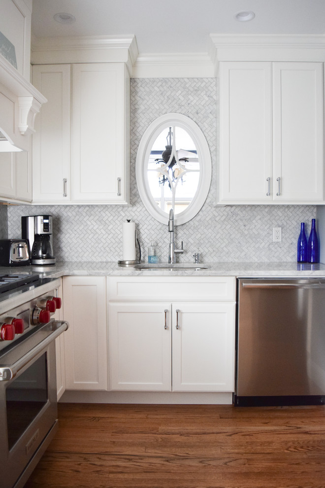 Eat-in kitchen - mid-sized l-shaped dark wood floor eat-in kitchen idea in New York with an undermount sink, recessed-panel cabinets, white cabinets, marble countertops, gray backsplash, marble backsplash, stainless steel appliances and an island