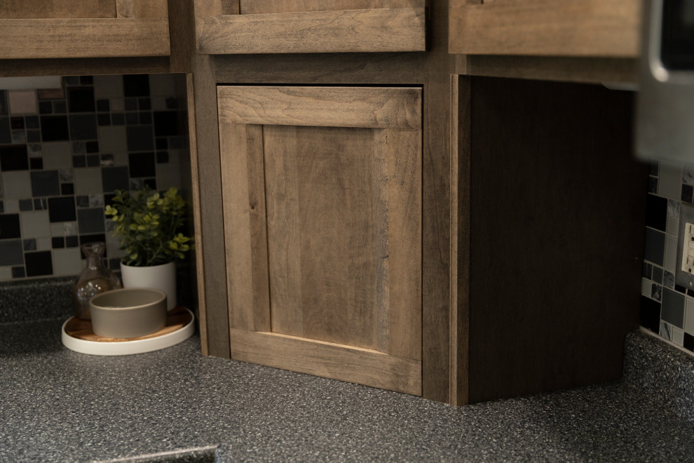 Example of a mid-sized transitional l-shaped eat-in kitchen design with shaker cabinets, laminate countertops and an island