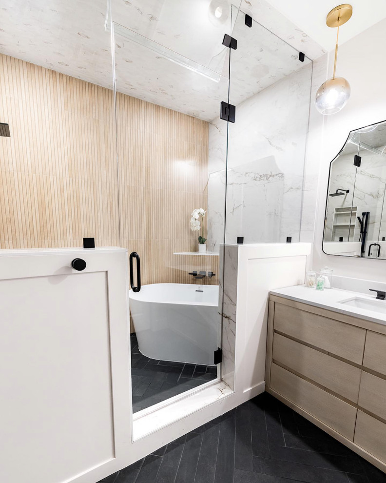 Idéer för ett mellanstort klassiskt vit en-suite badrum, med släta luckor, skåp i ljust trä, ett fristående badkar, våtrum, stenhäll, vita väggar, klinkergolv i keramik, ett undermonterad handfat, svart golv, dusch med gångjärnsdörr och vit kakel