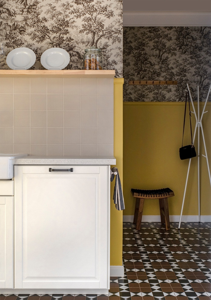 Inspiration pour un petit couloir avec un mur jaune, un sol en carrelage de céramique, un sol multicolore et du papier peint.