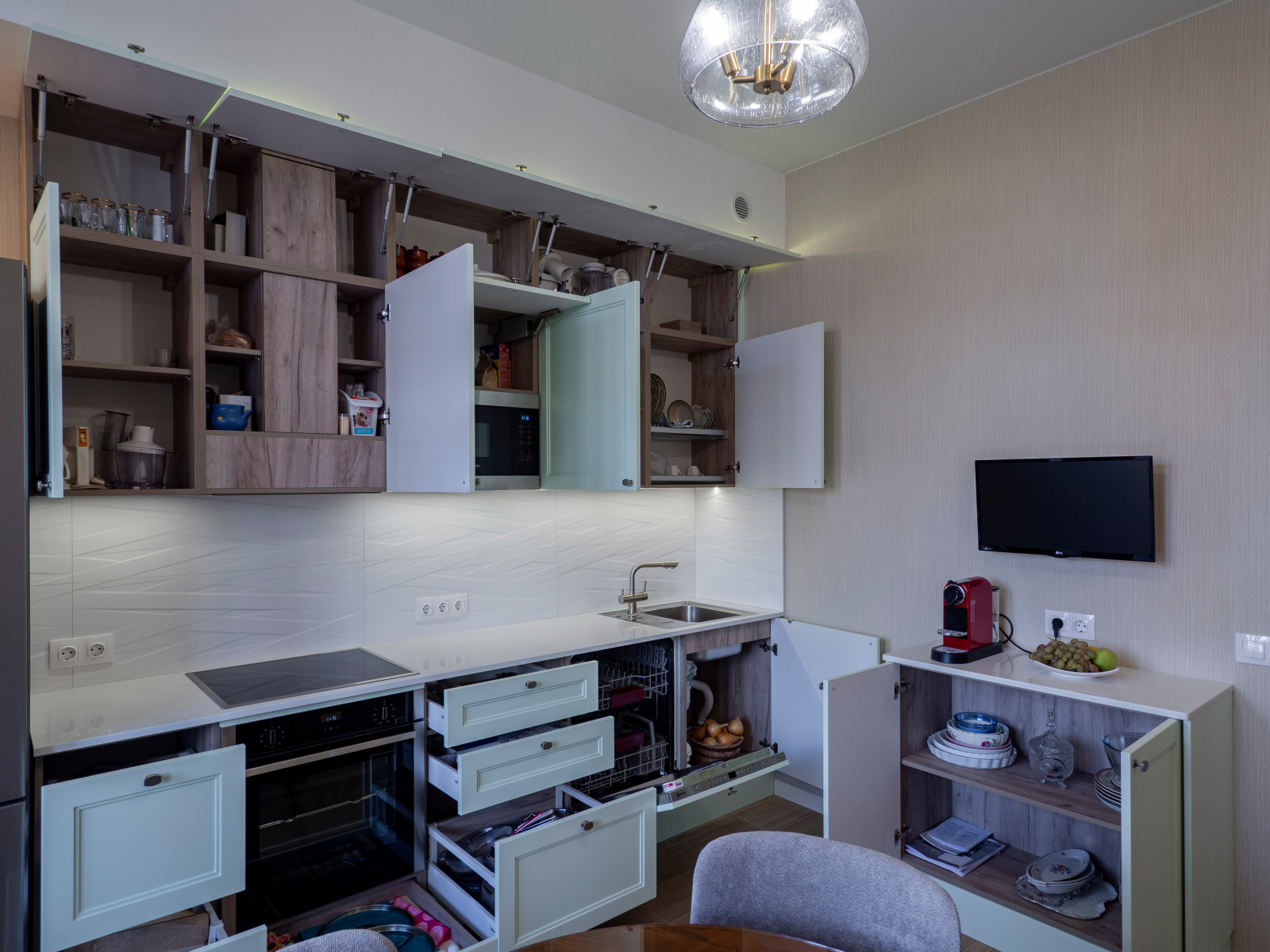 Нежная светло-мятная кухня в стиле неоклассика