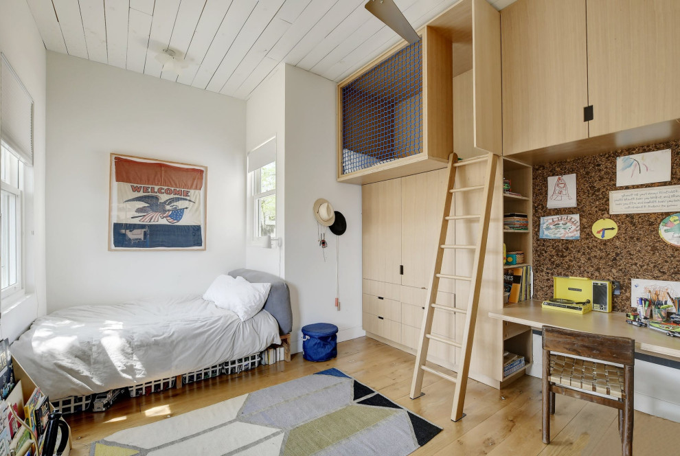 Inspiration pour une chambre urbaine avec un mur blanc, parquet clair, un sol beige et un plafond en lambris de bois.