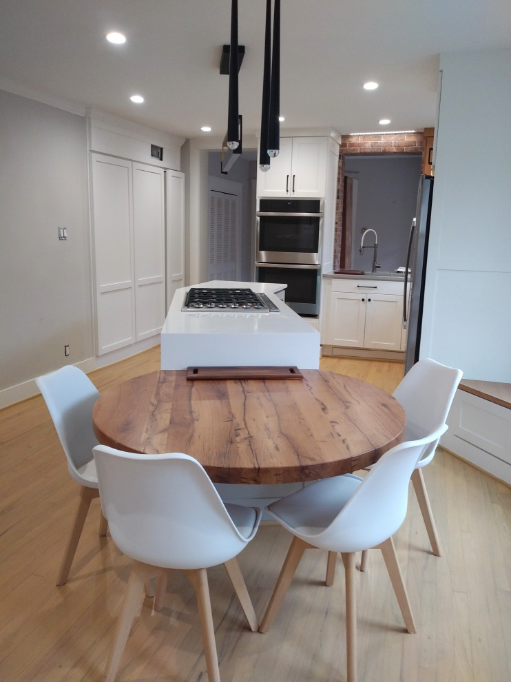 Стильный дизайн: кухня среднего размера в стиле лофт с обеденным столом, светлым паркетным полом и желтым полом - последний тренд