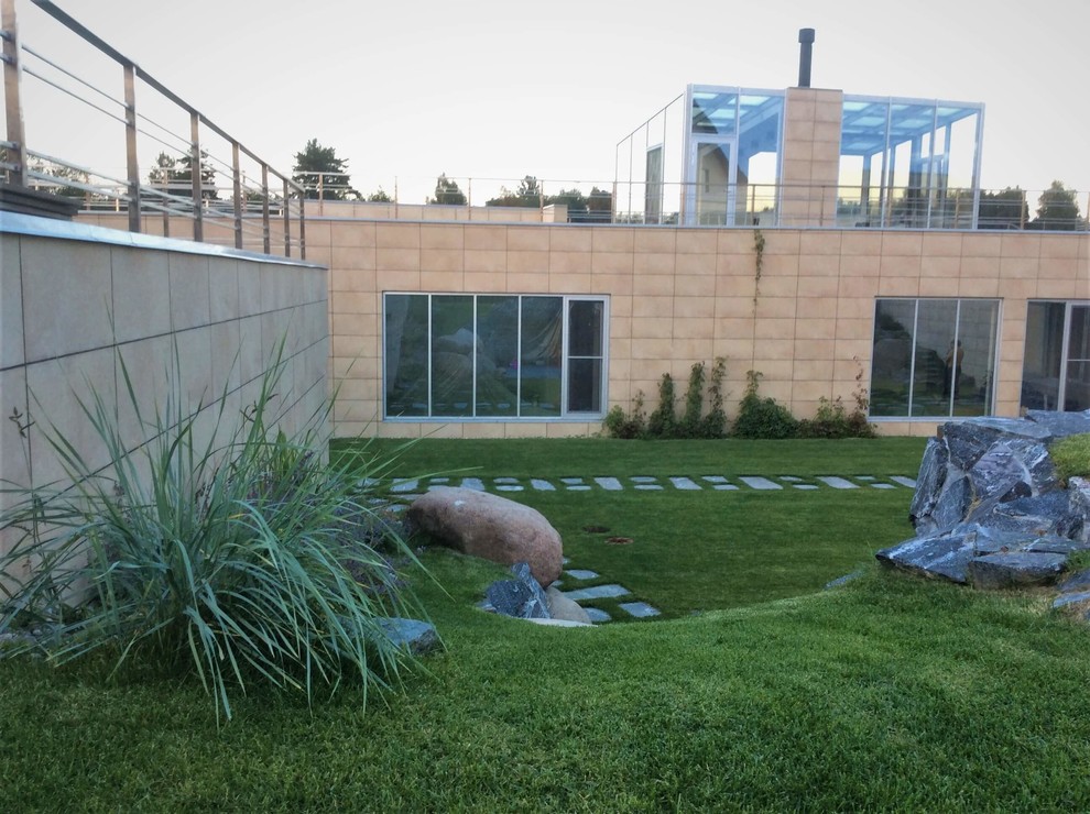 HI-TECH на обломках мегалитового комплекса