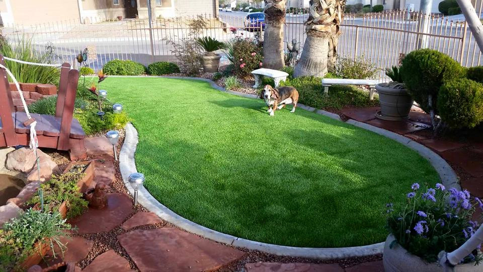 Design ideas for a small traditional backyard partial sun garden in Las Vegas with natural stone pavers.