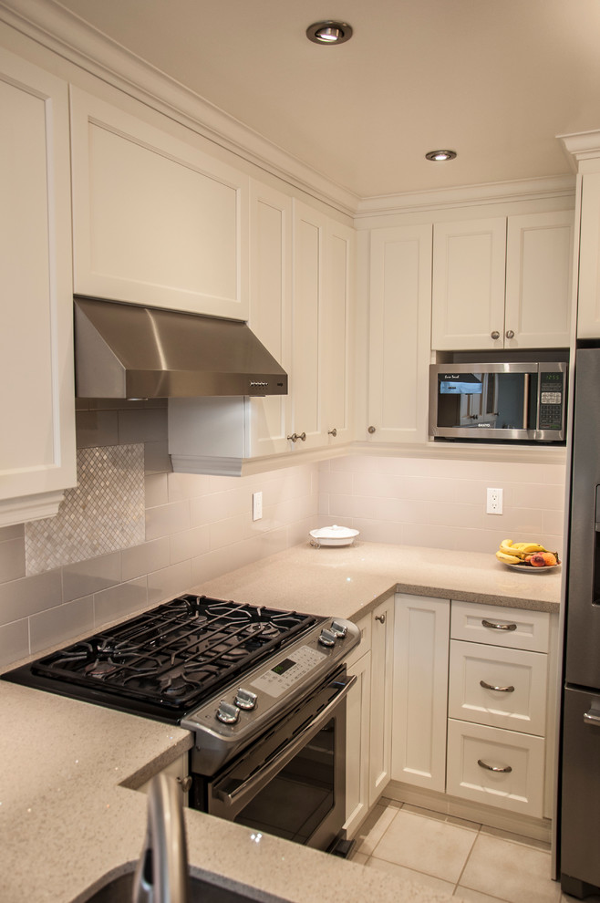 Example of a transitional kitchen design in Toronto