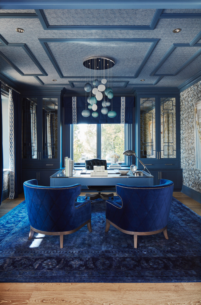 Aménagement d'un grand bureau classique de type studio avec un mur bleu, parquet clair, un bureau indépendant, un sol beige, un plafond en papier peint et du papier peint.