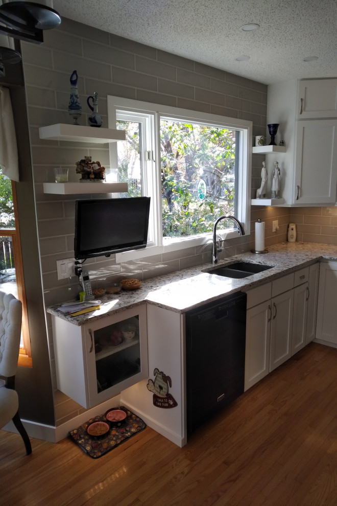 Kitchen - transitional kitchen idea in Calgary
