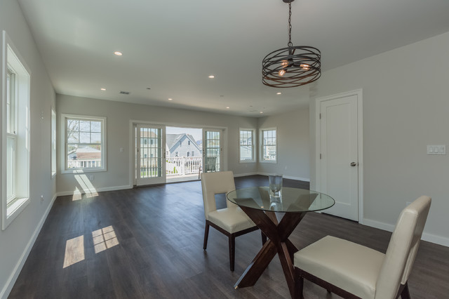 Long Island Developments modern-wohnzimmer