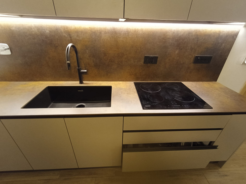 Restyling Cucina sostituzione Ante, Top HPL, Cappa, Lavello e aggiunta Colonna