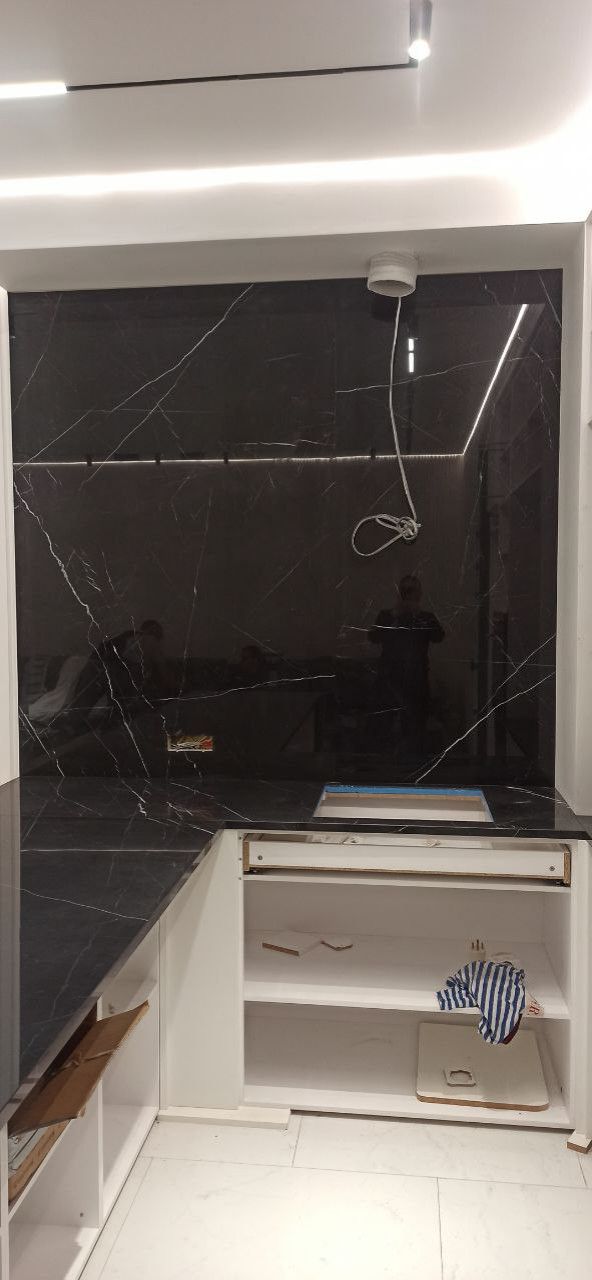 П-образная столешница из керамогранита