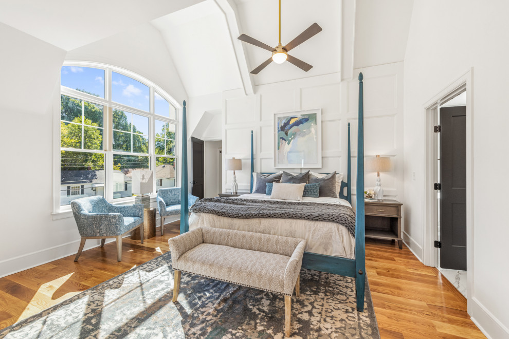 Großes Klassisches Hauptschlafzimmer ohne Kamin mit weißer Wandfarbe, braunem Boden, gewölbter Decke, vertäfelten Wänden und Laminat in Charlotte