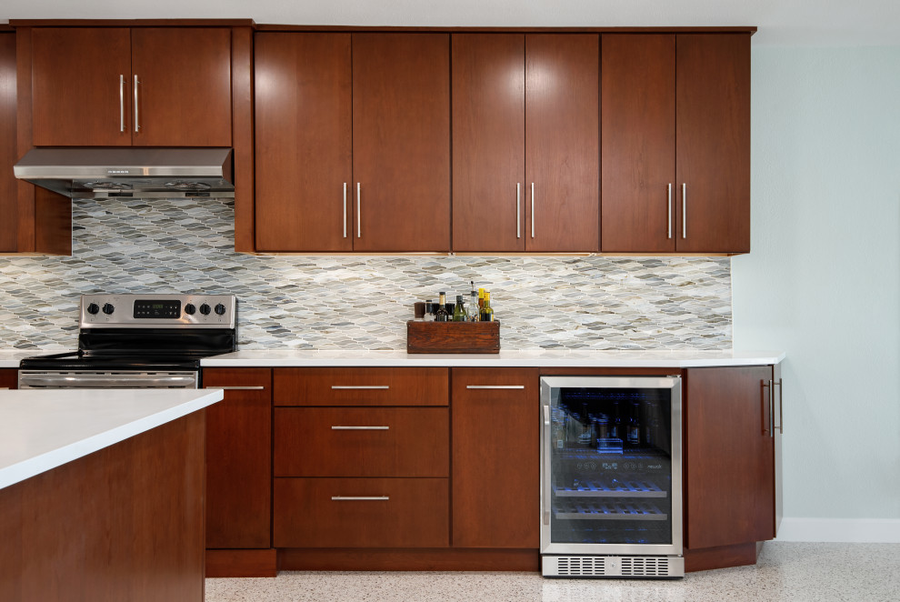 Esempio di una cucina moderna di medie dimensioni con ante lisce, ante in legno bruno, top in quarzo composito, paraspruzzi grigio, paraspruzzi con lastra di vetro, elettrodomestici in acciaio inossidabile, pavimento alla veneziana e top bianco