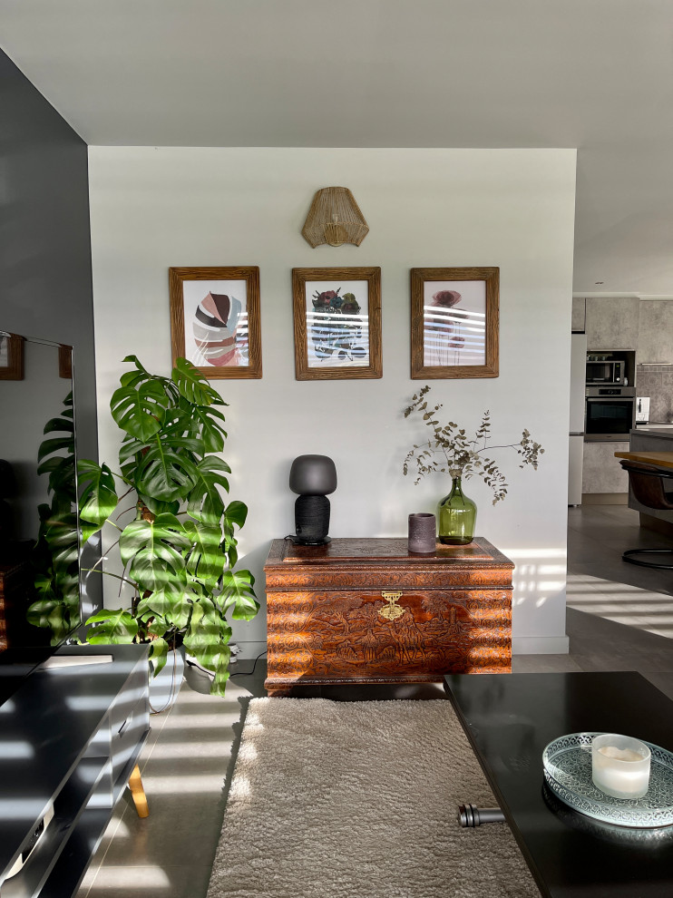 Источник вдохновения для домашнего уюта: большая открытая гостиная комната в современном стиле с белыми стенами, полом из керамической плитки и серым полом
