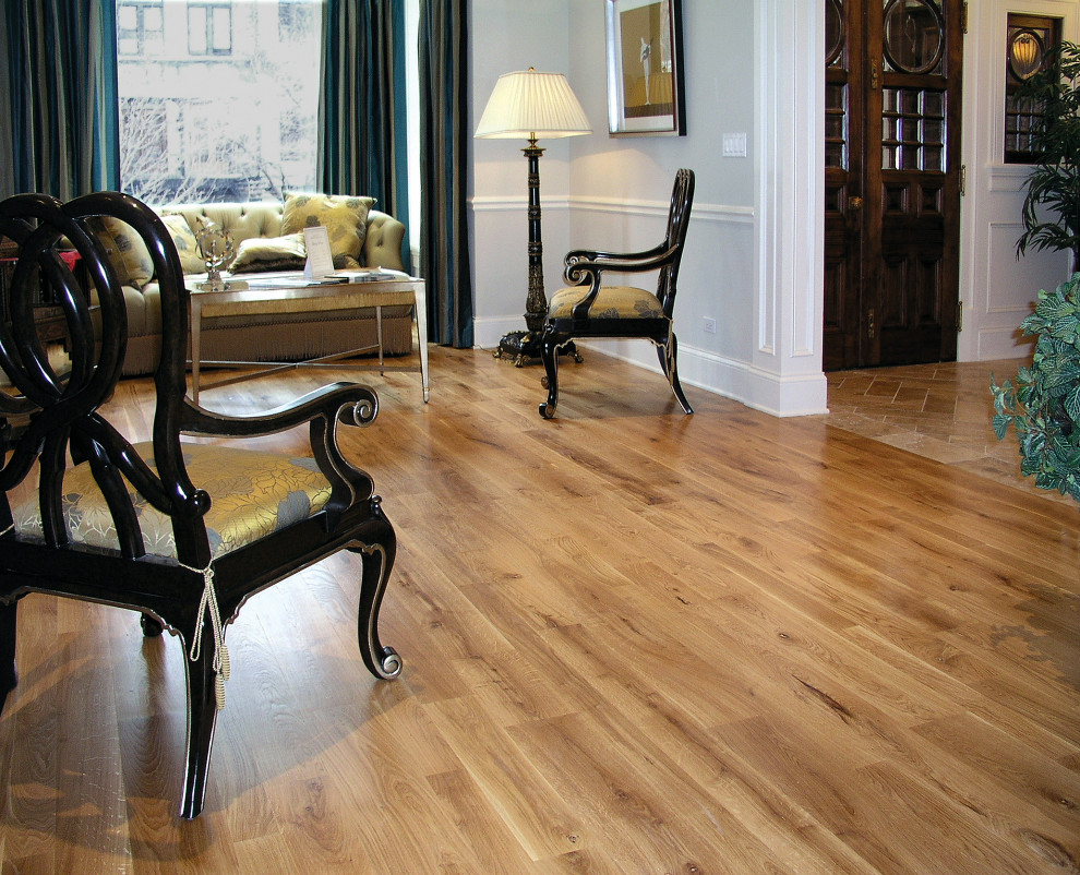 Immagine di un soggiorno classico con pavimento in legno massello medio e pavimento marrone