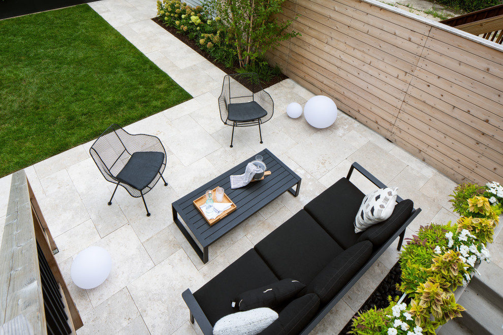Photo of a transitional landscaping in Chicago.