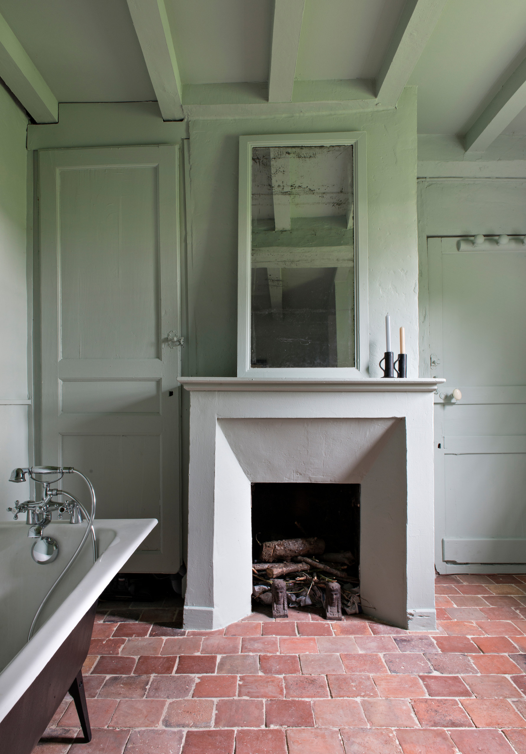 Rénovation salle de bain normande, peinture vert céladon "ressource".