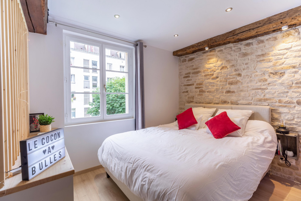 Modelo de dormitorio principal y blanco y madera clásico renovado de tamaño medio sin chimenea con paredes beige, suelo de madera clara, suelo beige y ladrillo
