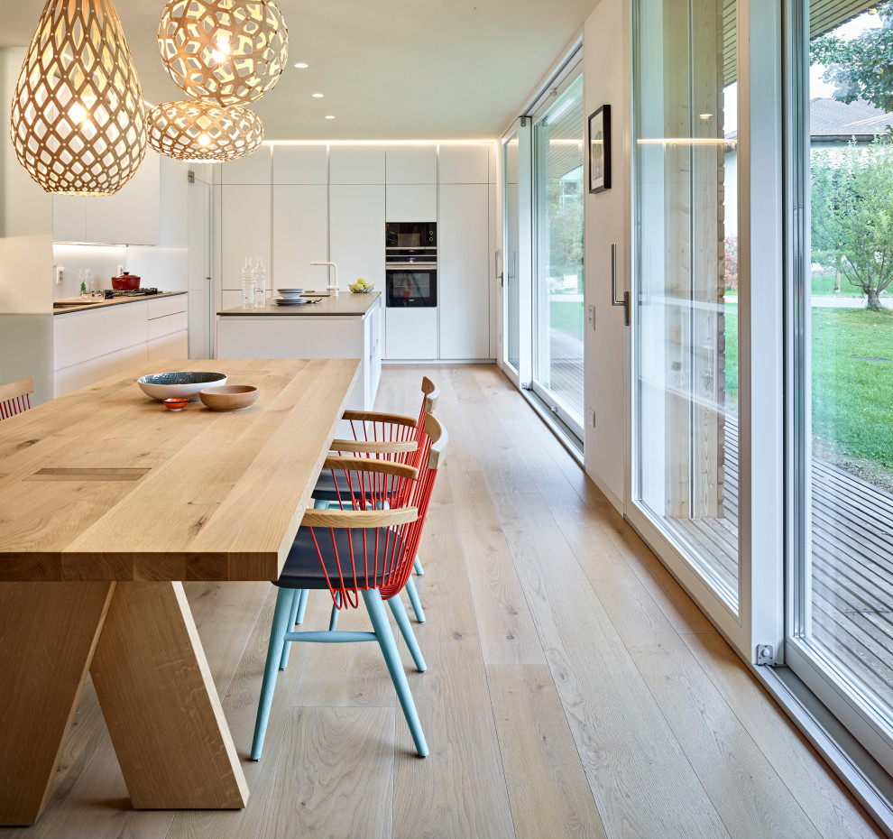 Источник вдохновения для домашнего уюта: гостиная-столовая в скандинавском стиле с белыми стенами, паркетным полом среднего тона, угловым камином и бежевым полом