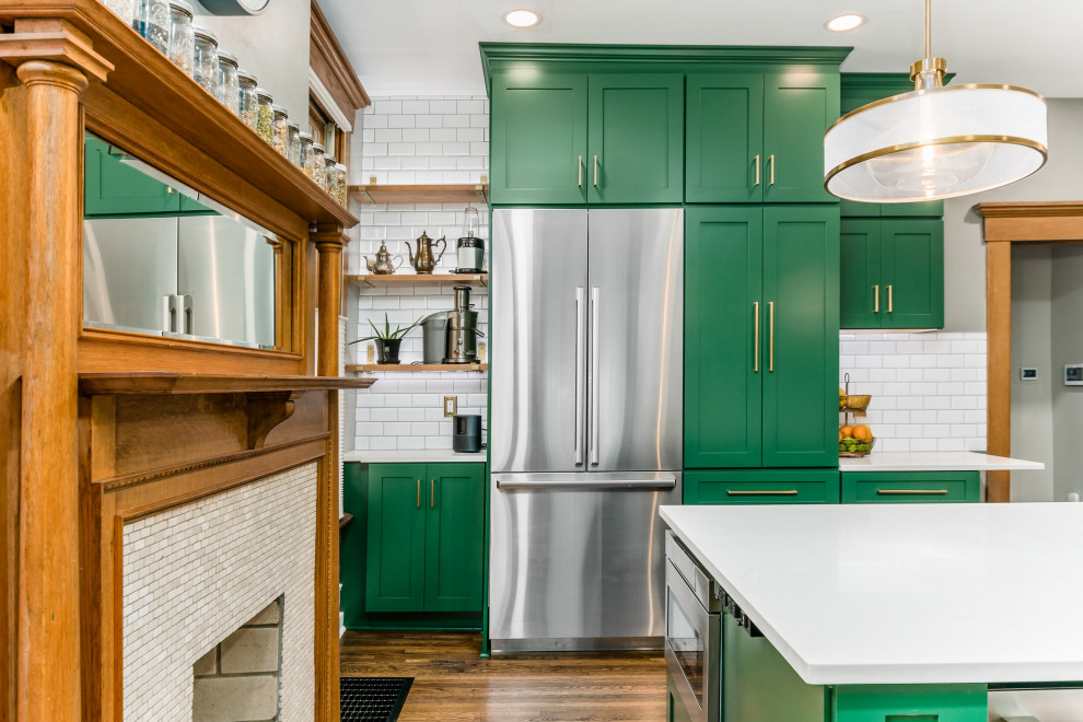 Inspiration for a large traditional eat-in kitchen in Columbus with a farmhouse sink, shaker cabinets, green cabinets, quartz benchtops, white splashback and with island.